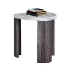 Table d'appoint contemporaine triangulaire en hévéa avec roulettes dissimulées